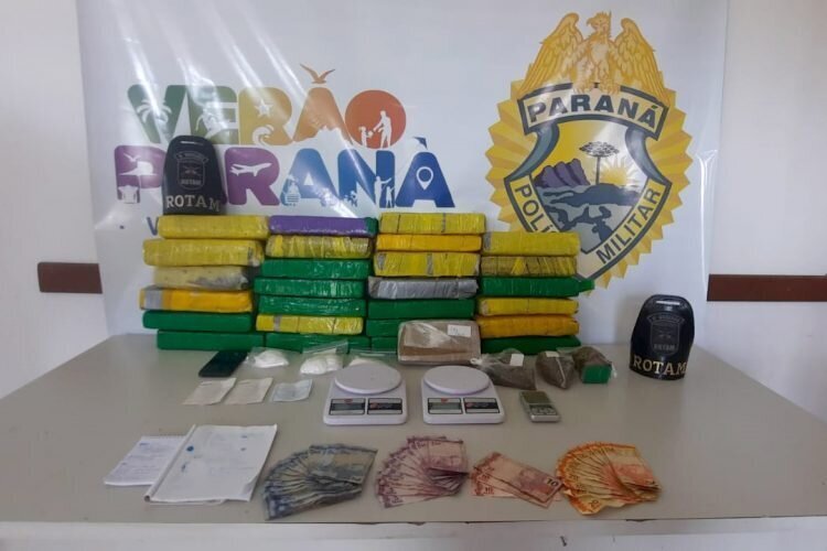Um homem foi preso pela Polícia Militar por tráfico de drogas na manhã desta sexta-feira (4) no balneário de Coroados, em Guaratuba. Com ele, foram encontrados 23 quilos de maconha, um quilo de crack e 200 gramas de cocaína.