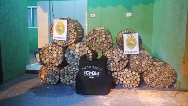 A Polícia Ambiental deu apoio ao ICMbio para combate à caça ilegal e retirada de palmito juçara no Parque Nacional Saint-Hilaire/Lange.
