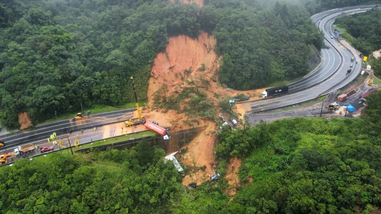 Queda de barreira interdita BR-277 que dá acesso ao litoral do Paraná