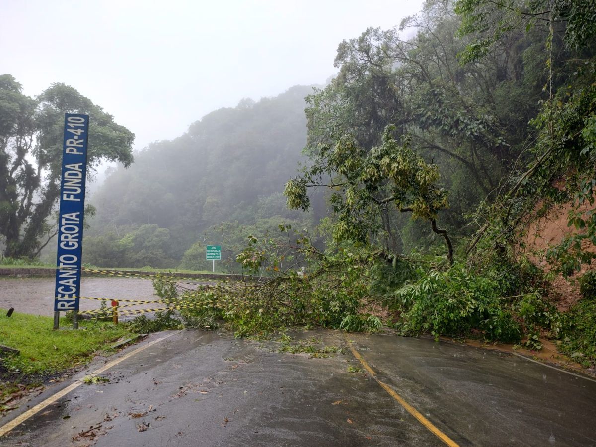 Queda de barreira interdita BR-277 que dá acesso ao litoral do Paraná